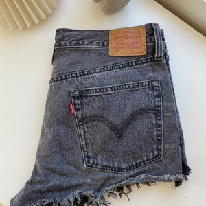 Levis shorts - Supercoola svarta Levis shorts! I modellen 501 & i storlek W30. Köparen betalar frakt🌸🌸💞💞🥰