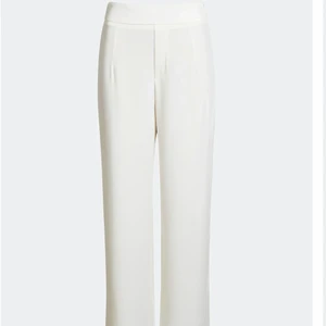 Kostymbyxor - Säljer dessa fina kostymbyxor pga försmå för mig. Byxorna är använda ett mycket fåtal gånger och köpta i somras. Har tyvärr ingen bild när jag har byxorna på mig men om ni vill veta mer detaljer om de är det bara att skriva till mig!