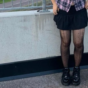 Buffalo skor ❤️ - Säljer mina älskade glansiga Buffalu skor då de inte kommer till använding 💓 köpte här på plick för 700kr och de ser inte så använda ut, nypris är 1700kr. Storlek 37! Har ingen skolartong till dom.  Frakt spårbart 99kr 