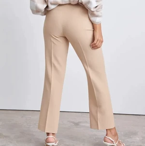 Beige kostymbyxor strl 38 - Beige kostymbyxor strl 38 från ginatricot. Aldrig använda pga för små för mig. Nyskick. Köparen står för frakten på 60kr.