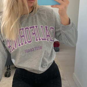 Sweatshirt med tryck  - Grå sweatshirt med lila tryck! Jättefin men tyvärr för liten för mig i armarna😢 St M men mer som S 💜 Säljer bara med ett bra bud