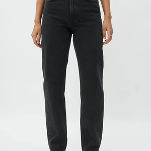 Weekday Voyage Jeans - Säljer mina något använda Weekday Voyage Jeans i färgen Echo Black i fint skick!
