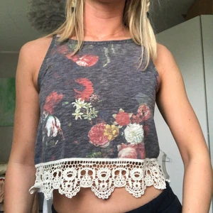 Sommartopp  - Ett linne med virkning nedtill från river Island. Köpt för längesen och sparsamt använt. Det känns som en storlek S/M. Perfekt till sommaren! 🌞