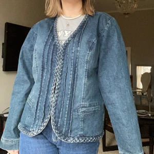 Jeansjacka hippie/indie - Vintage jeansjacka med massa najs detaljer! Finns knäppen så man kan stänga den (första bilden). Passar till olika stilar🌻 Passar M-XL och är i jättefint skick. Från märket Isolde.