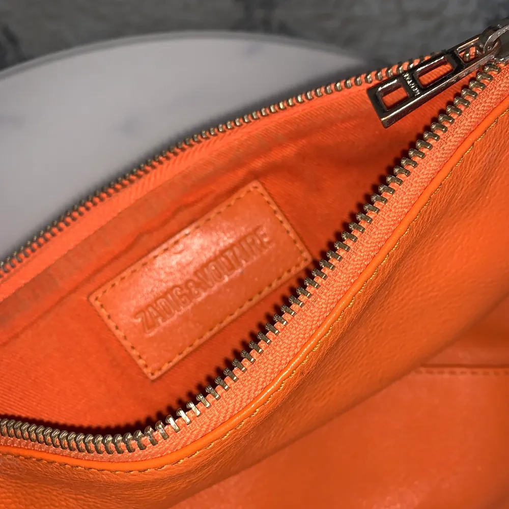 Jättefin orange zadigväska som inte kommer till användning tyvärr:( Tillhörande dustbag finns. Väskor.