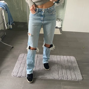 Populära zara jeans  - Funderar på att sälja dessa super snygga zara jeans. Med lite lägre midja, Perfekta till sommaren! Jeansen är från zara, helt slutsålda. De är i bra skick med inga defekter. Hör av dig vid frågor eller liknande💗jag är 172
