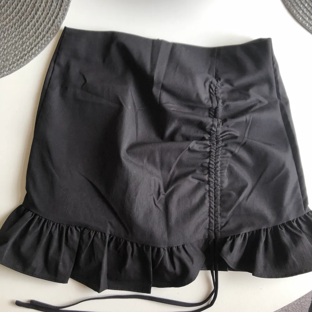Fin svart kjol från shein som tyvärr är för liten, aldrig använd💓. Kjolar.