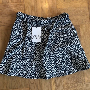 Kjol - Somrig kjol från zara🌟 säljer då den inte kommer till användning, lappen är kvar och den är i väldigt bra skick!! Den har även undershorts som sitter fast i kjolen. Den är i storlek 164 men skulle säja att den passar ca också. Köparen står för frakt.