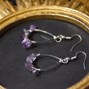 Örhängen kristaller  - Örhängen med äkta ametist i en fin droppform. Krokarna är nickelfria. 