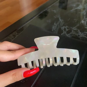 Modern hårklämma  - Fin ljus hårklämma som är stabil.