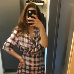 Lila klänning - Lilarutig klänning som man knyter💜 Jättefint att ha öppen också som en skjorta över en topp och jeans!! Använd endast en gång så i perfekt skick