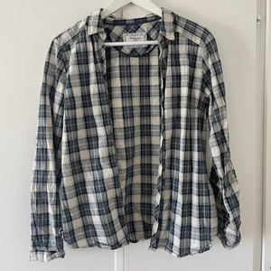 Så fin skjorta! - SUPERfin skjorta från massimo dutti i en grön/blå/beige färgkombination😇skulle säga att den är i storlek s (står dock 40 i)!