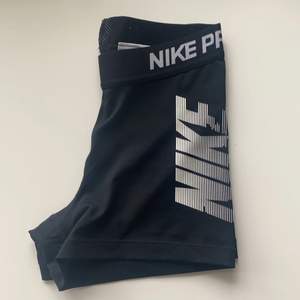 Svarta träningsshorts från Nike. Storlek XS. 50kr + frakt!💕