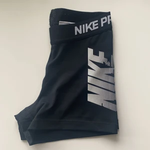 Svarta Nike träningsshorts🌼  - Svarta träningsshorts från Nike. Storlek XS. 50kr + frakt!💕