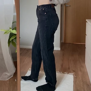 NAKD JEANS - Jeans från NAKD, storlek 38. Har en liten fläck där fram✨ säljer för 90kr + frakt.