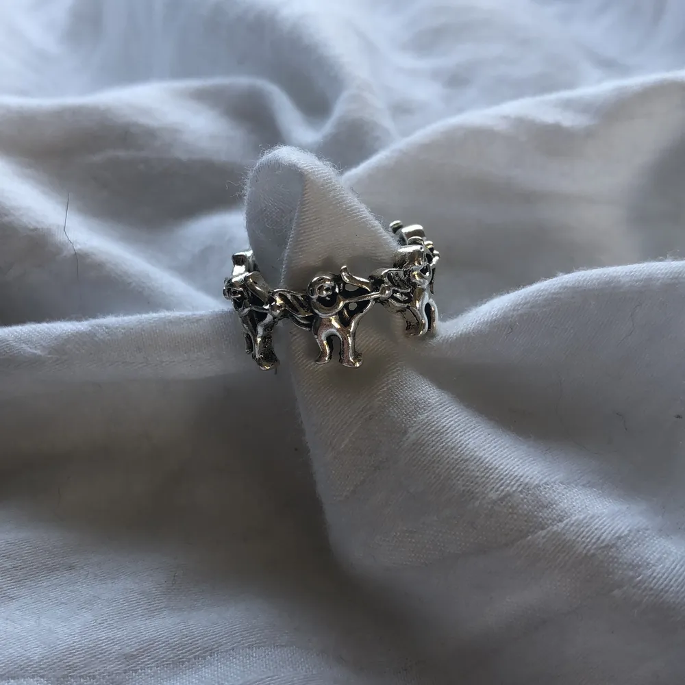 Säljer min favorit smiley smiley ring samt en ängla ring från 90 talet! Båda ringarna är justerbara och sitter perfekt på fingrarna! Ordinarie pris på smiley ringen är 120kr! Men säljer båda för 80kr st. Accessoarer.