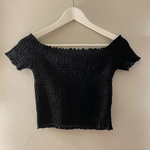 Sammet topp - Jättesnygg och skön off shoulder topp från bik bok i sammet material 💛 använd endast en gång i mycket fint skick 😇