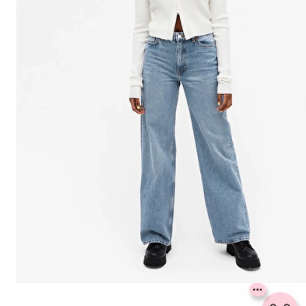 Säljer dessa skit snygga vida jeans från monki i strl 33. Skulle säga att de är små i strl och passar någon med strl 31/32 alt strl 40/42. De är helt oanvända. Nypris är 400 och säljer dem för 300 kr. . Jeans & Byxor.