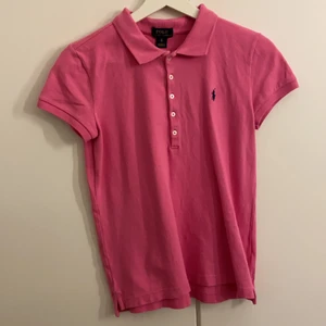 Ralph lauren t shirt  - Fin Ralph lauren t shirt i storlek Xs. Använd en gång säljer pga bara hänger i garderoben.