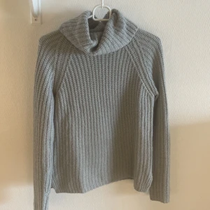 Stickad polo - Fin grå stickad tröja , bra skick! Perfekt att ha på mysiga sommarkvällar. 