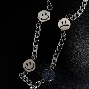 Halsband  - Snyggt silvrigt halsband med smileys på🖤