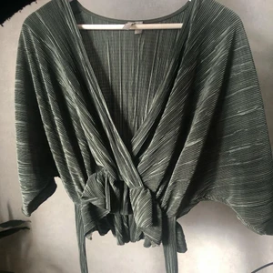 Topp - Så fin topp, sitter otroligt fint på! Mer grön irl men ville inte fastna på bild. Storlek S