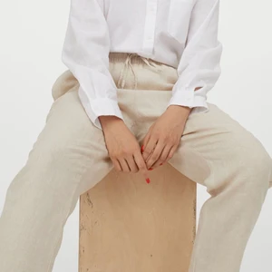 Beige linnebyxor - Knappt använd linne byxor från Hm✨🌸 Bud om flera är intresssrad. Sitter som på bild 2