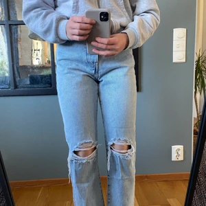Mango jeans - Superfina håliga straight leg jeans från mango, säljer pga för små🥰köparn står för eventuell fraktkostnad! 