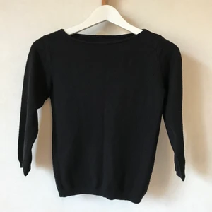 Båtringad svart kofta, XS-S - Så söt båtringad svart tröja eller kofta! Funkar både som den är eller över andra kläder. Mellan XS-S.  Kan mötas i Stockholm eller skickas mot fraktkostnad! ✨🌸✨