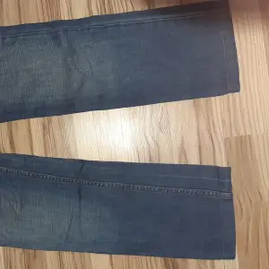 Vill du skryta med att bära ett par otroligt dyra märkes jeans nu till sjukt bra pris? Fina och bra kvalité.  Äkta Prada jeans. Alla smådetaljer visar äktheten på jeansen. Låg midja