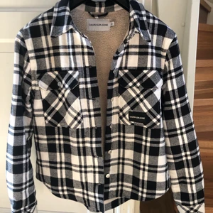 Jacka från Calvin Klein  - Rutig jacka från Calvin Klein. Storlek L men den är liten i storlek så skulle att den skulle passa en M bättre⭐️ 
