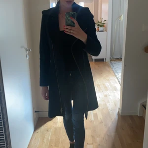 Kappa mango suits - Svart fin kappa från mango suits stl L men passar en M. Saknas bälte till kappan.