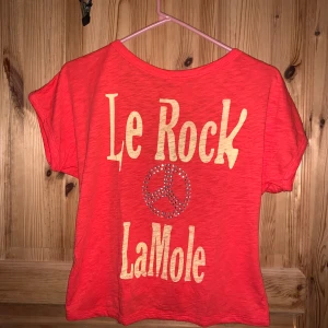 Ths T-shirt  - Helt oanvänd tröja som är väldig stylig på sommaren! Den har en asfin färg speciellt när man solat! Den passar någon i XS-M. Köparen står för frakt.