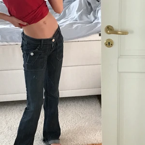 Lowrise jeans - Intresse koll på mina jättefina jeans. De är i ett fint skick och väldigt unika, väldigt långa på mig som är 171. Skulle säga att de passar upp till 177. Dock lite slitningar längst ner.