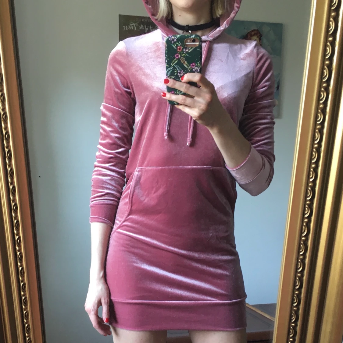 Rosa Sammetsklänning med luva