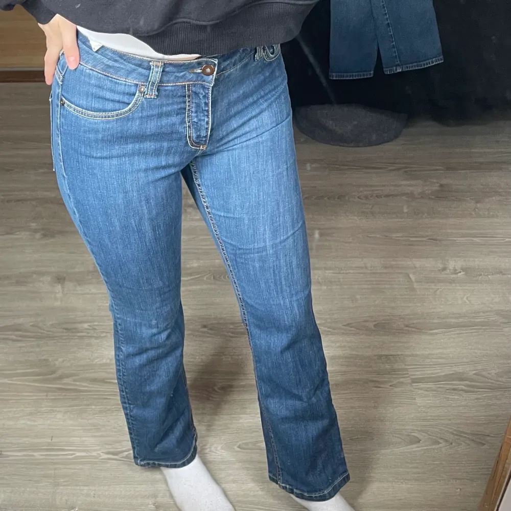 Blåa lågmidjade jeans. Jeans & Byxor.