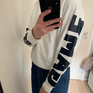 Sweatshirt från Sandro - Sweatshirt från Sandro köpt i Paris! Tryck på ärmarna, står ”game over”! Är i bra skick men är väl använd, därav priset :) Orginialpris: 1200kr