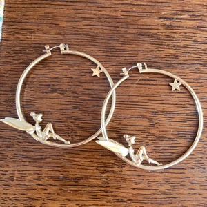 Hoops stora ringar fe tingeling älva - Underbara hoops med tingeling fe elller älva. De är stora ca 6 cm rakt över.  Frakt tillkommer 15kr 