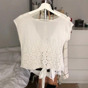 Lindex topp - Topp från Lindex som man knyter på baksidan. Tyvärr saknas storlekslappen men tror den är xs-s. 