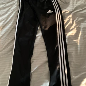 Adidas byxor - Fina och sköna adidas mjukis/tränings byxor som är använda endast 2/3 gånger av mig. Dom är i storlek 13/14 år (skulle säga att dom passar som XS/S) kostade 500kr nya.☺️