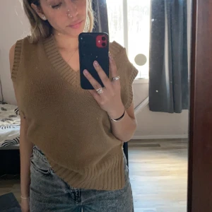 Ursnygg växt  - Snygg brun och härlig väst. Storlek är onezise skulle säga XS-L beroende hur du vill ha passformen. Jag är en XS/S. Du står för frakt 💗💗
