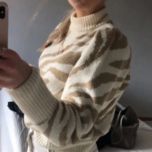 Stickad tröja - Sååå skön stickad tröja från Gina i beige och vit. Säljer för 200 ink frakt, pris kan ändras vid snabb affär!