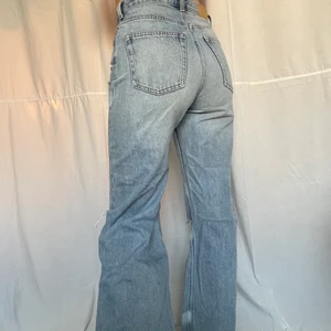 Jeans - Snygga jeans med design målad med tygfärg. Loose fit 