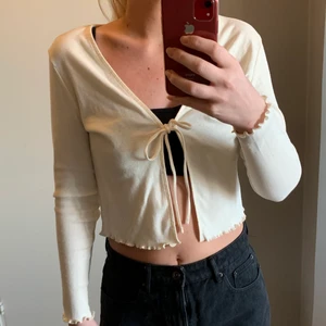 Vit tröja med knytning  - Storlek m. Nyskick. Kan skickas med spårningsbart 66 kr 