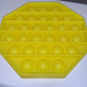 En gul pop it  - En gul fem hörnings pop it