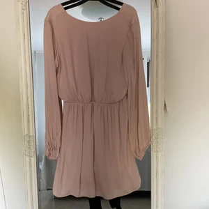 Söt klänning  - Säljer min absoluta favorit klänning (😢) för att den tyvärr är för stor. Använd endast en gång på ett bröllop för 2 år sedan. Det är ett typ av resårband vid midjan så man får jätte fin midja. Köpt från Nelly för 299 säljer för 100, köparen står för frakt!