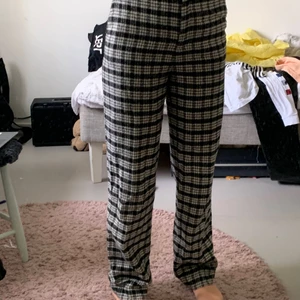 Rutiga kostymbyxor  - Säljer dessa snygga rutiga kostymbyxor💕 Använda 2-3 gånger😌 Buda! Köp direkt vid 250kr😇