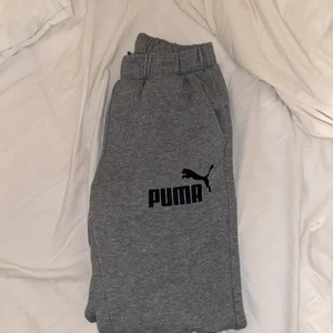 Puma mjukisbyxor  - Gråa puma mjukisbyxor strl S , 100 kr