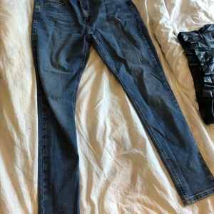 Jeans  - Ett par blåa jeans, köpta på Nelly. Aldig använda då de är stora i midjan. 