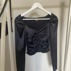 Superfin svart topp🖤 - Relativt nyinköpt topp, som jag endast andvänt vid 2 tillfällen. Perfekt för fest tillexempel🖤 Köparen står för frakt.